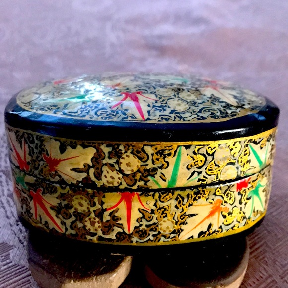 Handcrafted and painted oval box made in Kashmir. - Picture 2 of 6